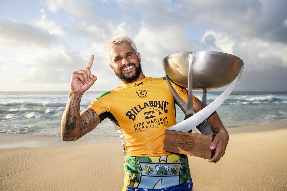 Qual os nomes dos 3 brasileiros campeões do mundo de surf?