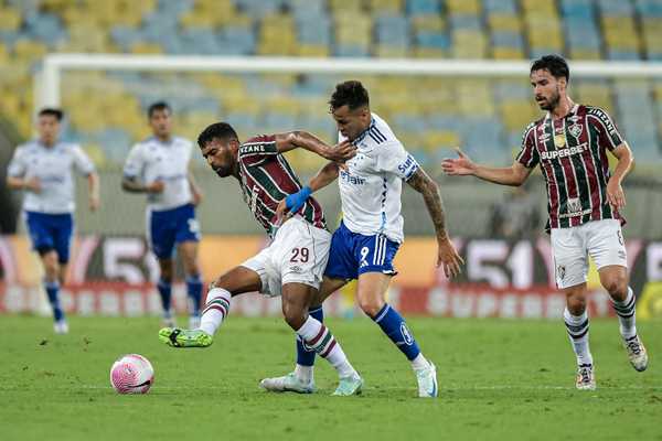 Fluminense x Cruzeiro: Momento Bizarro com Pinball, Jogadores Caídos e Quase Gol Contra