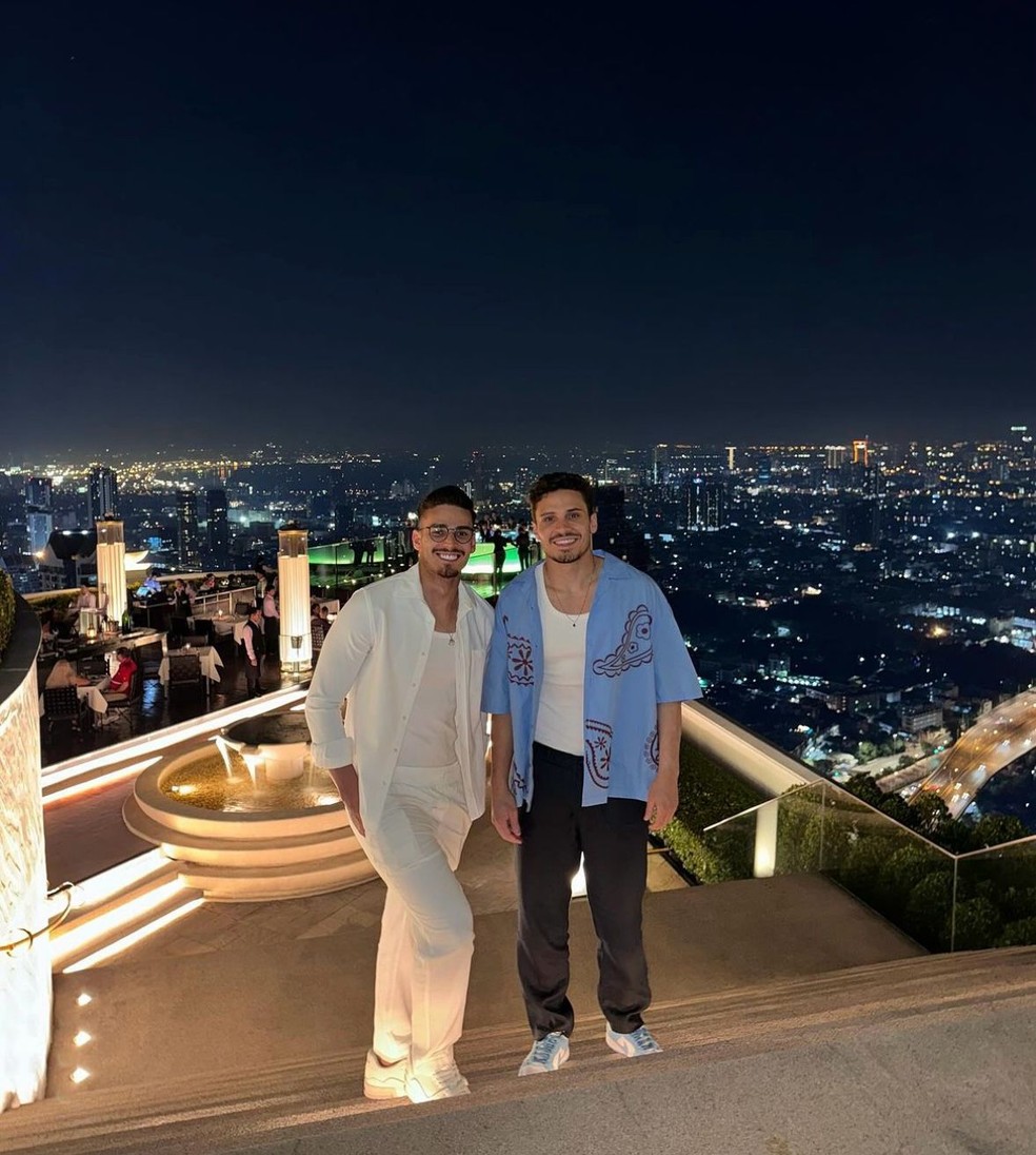 Raphael Veiga e o irmão curtem férias na Tailândia — Foto: Reprodução/Instagram