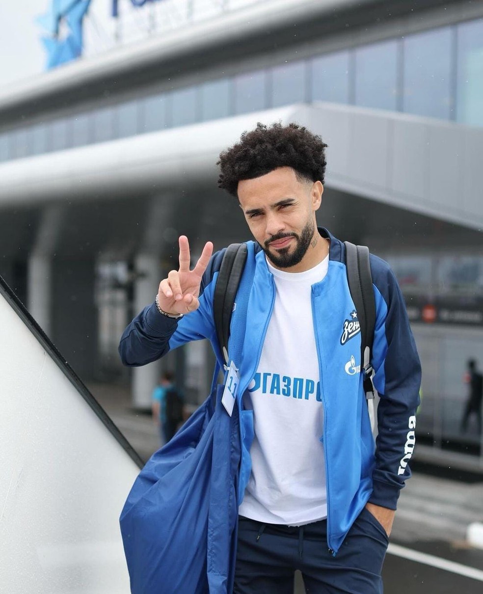Claudinho em viagem pelo Zenit — Foto: Divulgação / Zenit