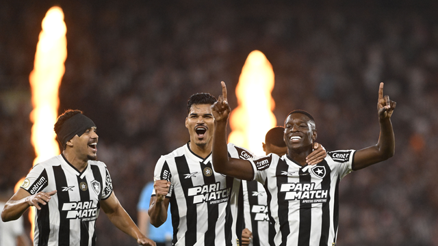 Luiz Henrique comemora seu gol sobre o Atlético-MG