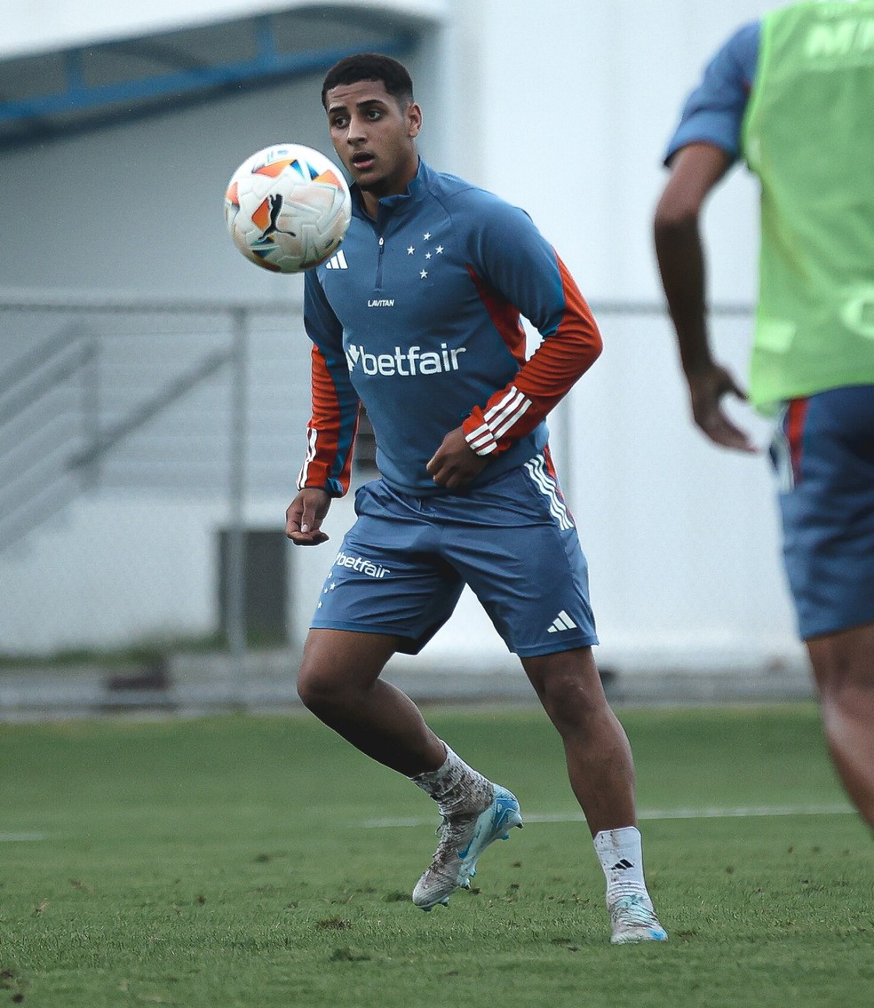 Fernando em treino do Cruzeiro na Toca da Raposa — Foto: Gustavo Aleixo/Cruzeiro