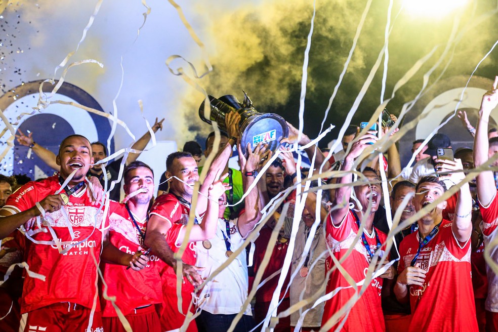 Capitão do CRB, Gum levanta a taça de campeão alagoano — Foto: AIlton Cruz/Gazeta de Alagoas