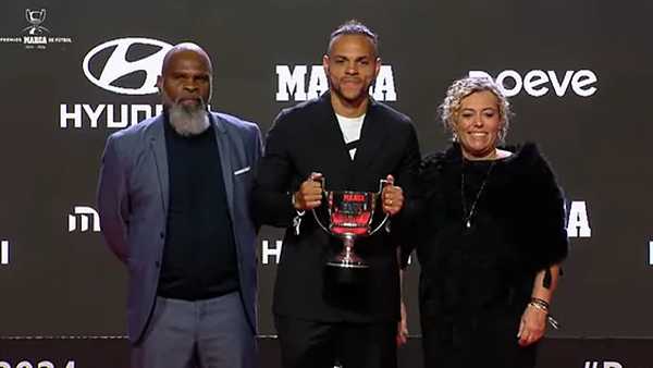 Braithwaite recebe prêmio por artilharia na Espanha durante folga no Grêmio
