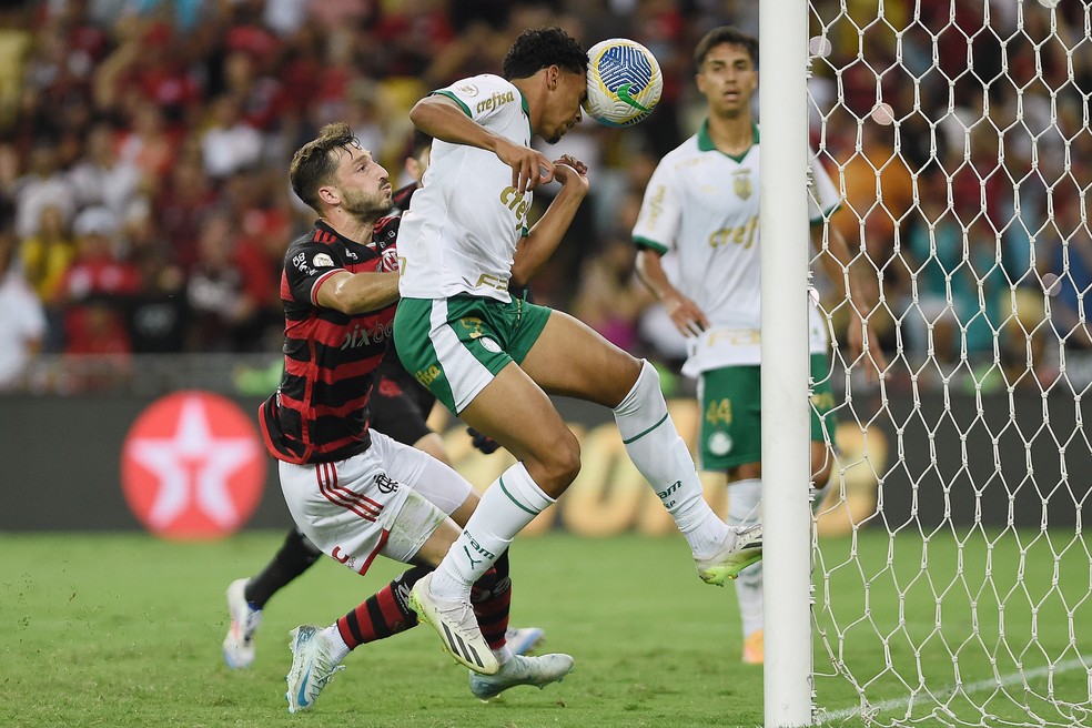 Viña não consegue bloquear Luighi. Minutos depois, ele sofreu lesão séria — Foto: Alexandre Durão