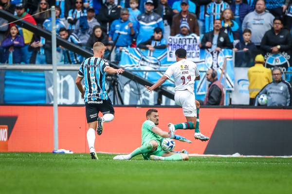 Grêmio tem sétima pior defesa e é o time que mais sofre finalizações dos adversários no Brasileirão