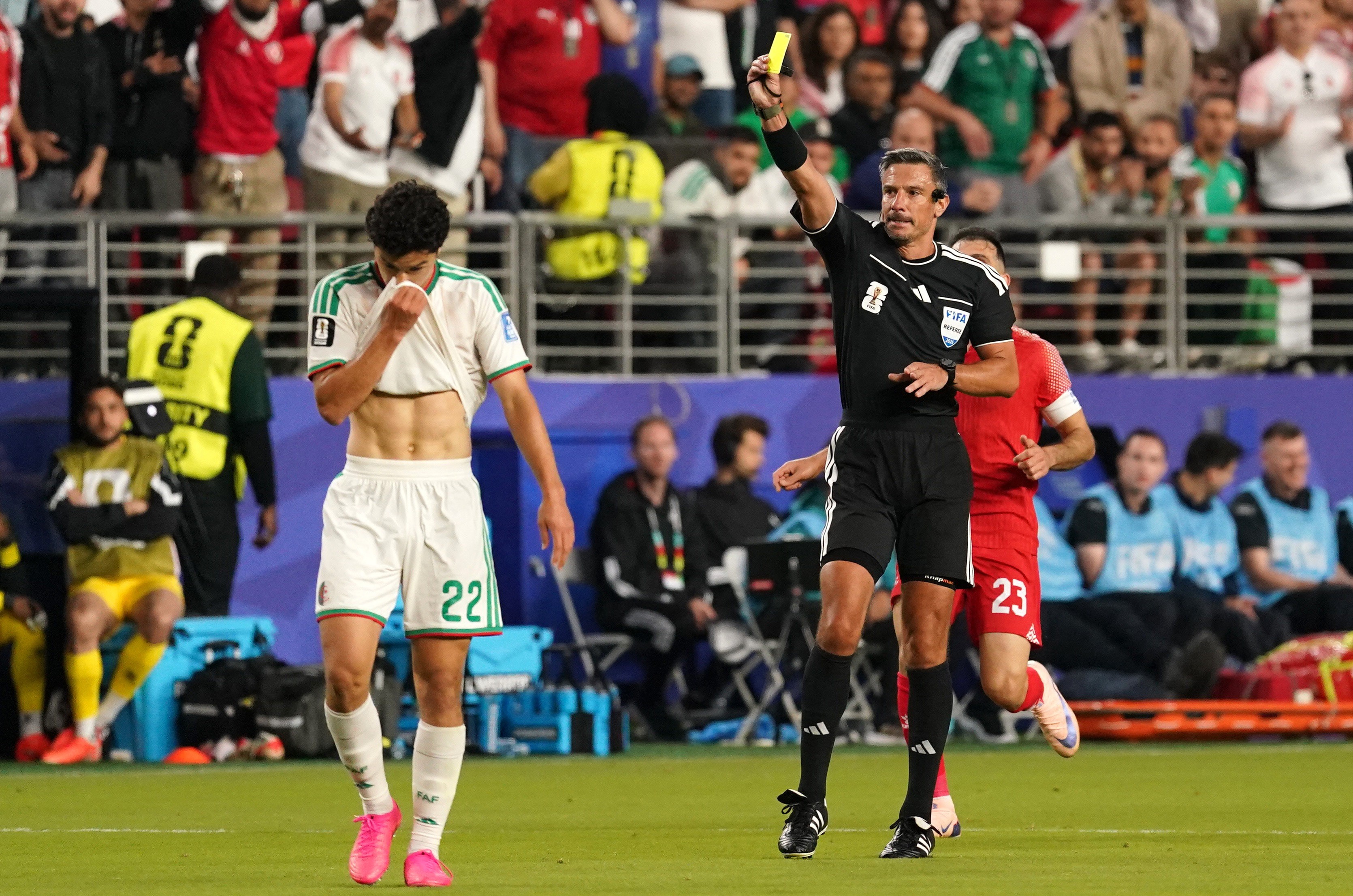 Árbitro da final da Copa entre Espanha e Argentina foi detido em festa com drogas e prostitutas
