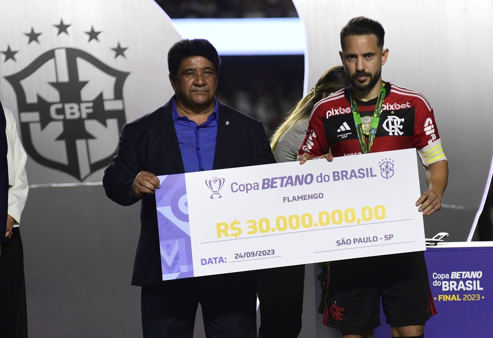 Everton Ribeiro com cheque da premiação pelo vice da Copa do Brasil do Flamengo — Foto: Marcos Ribolli