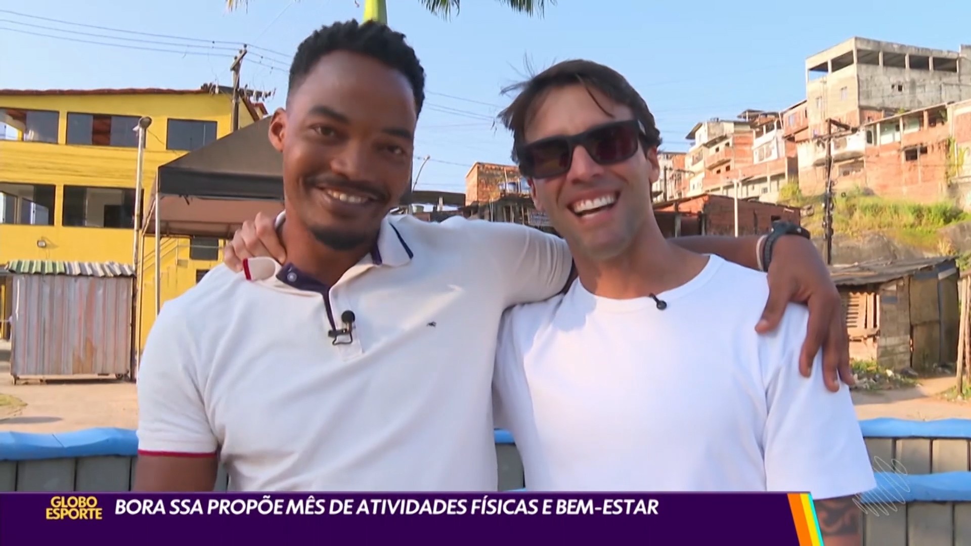 Praça de Salvador com pessoas praticando exercícios ao ar livre