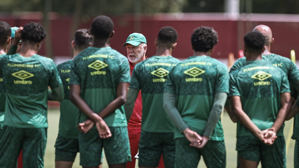 Mano conversando com o elenco no treino — Foto: Fluminense