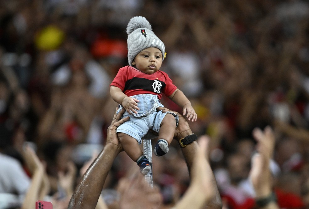 Alexandre de Arrascaeta, o bebê na torcida do Flamengo — Foto: André Durão