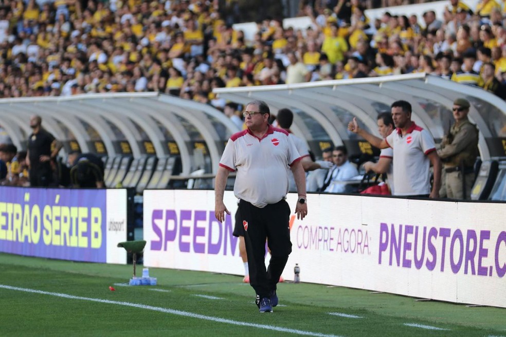 Guto Ferreira na beira de campo durante a partida entre Criciúma x Vila Nova — Foto: Celso da Luz/ Assessoria de imprensa C.E.C.