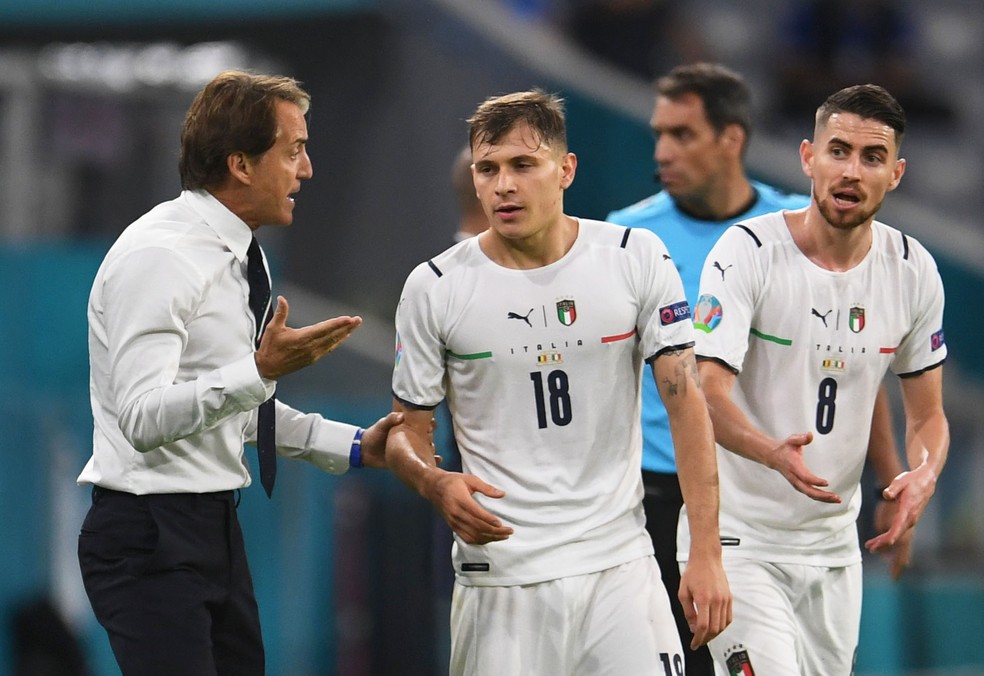 Roberto Mancini com Barella e Jorginho durante Itália x Bélgica — Foto: REUTERS/Andreas Gebert