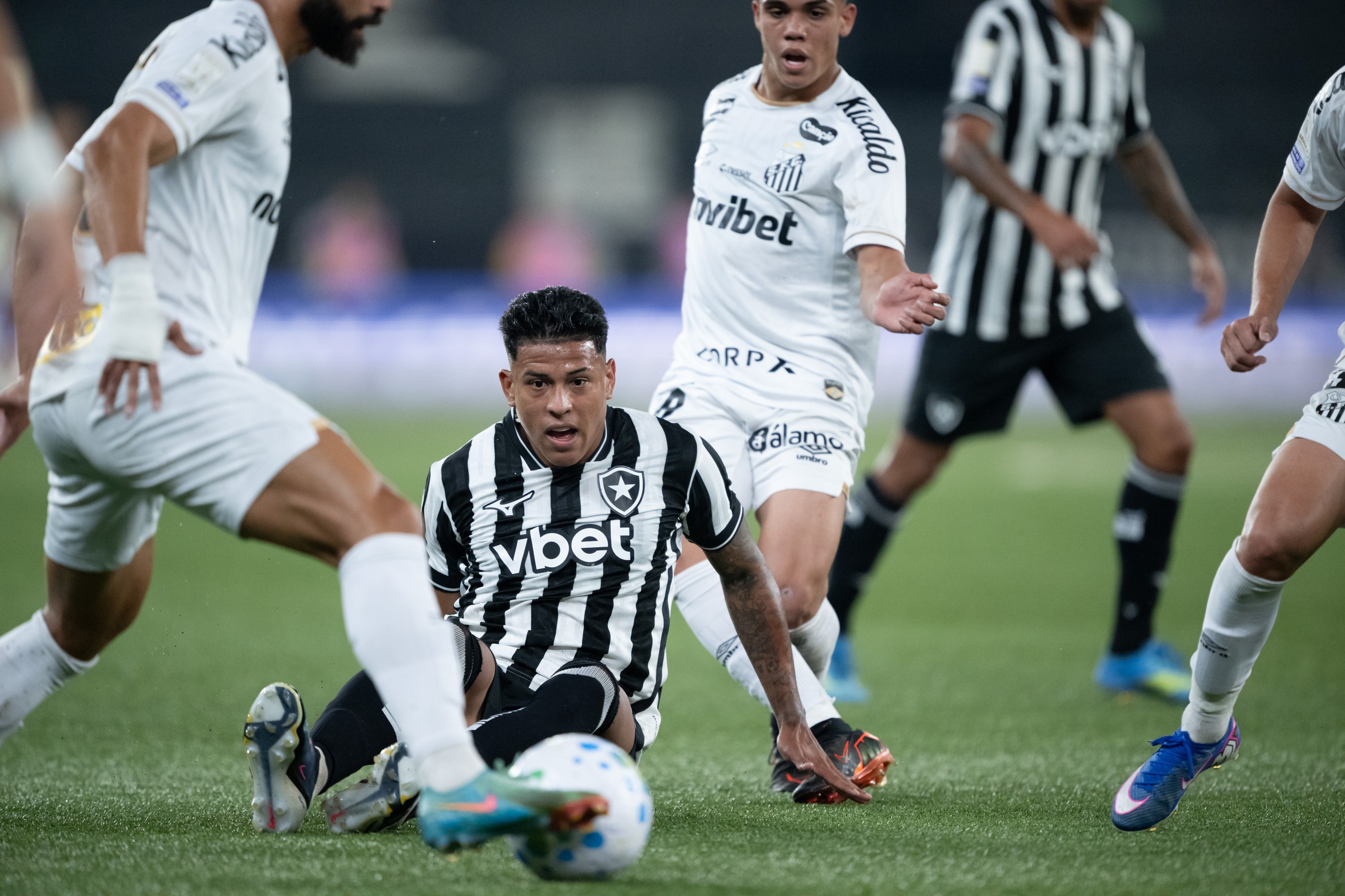 Gustavo Henrique sente a coxa direita e vira dúvida no Santos