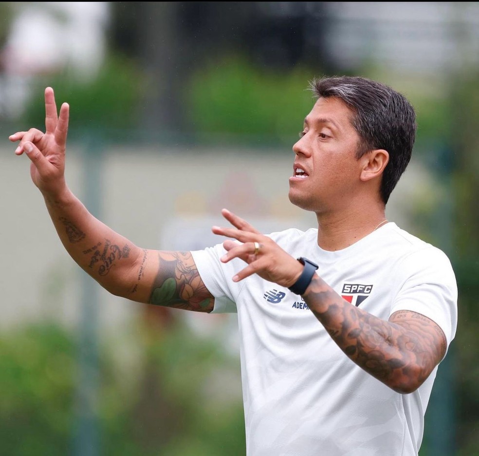 Thiago Carpini comanda o São Paulo em jogo-treino — Foto: Rubens Chiri/saopaulofc.net