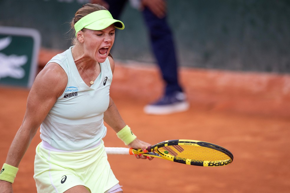 Laura Pigossi na estreia em Roland Garros 2024 — Foto: Tim Clayton/Corbis via Getty Images
