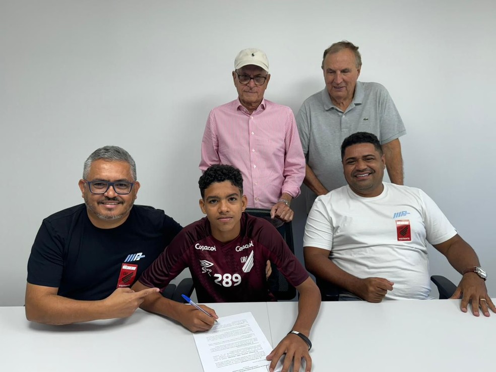 Rafael Reis assina com o Athletico Paranaense — Foto: Divulgação