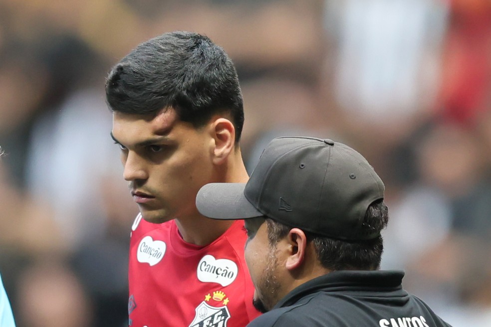 Gabriel Brazão se machuca em dividida em Atlético-MG x Santos — Foto: Gilson Lobo/AGIF