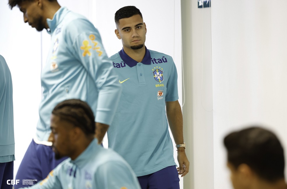 Andreas Pereira se apresenta, e Seleção treina com presença de familiares e convidados