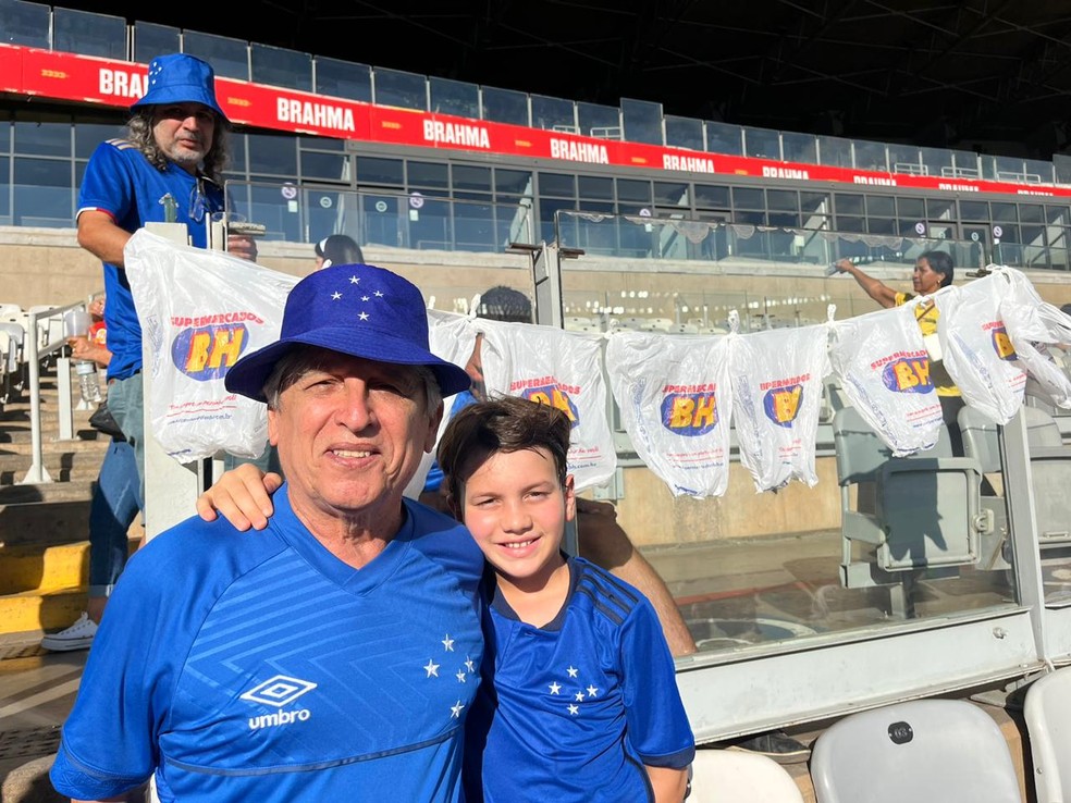 Torcedores do Cruzeiro com sacolas de supermercado — Foto: Malu Rabello