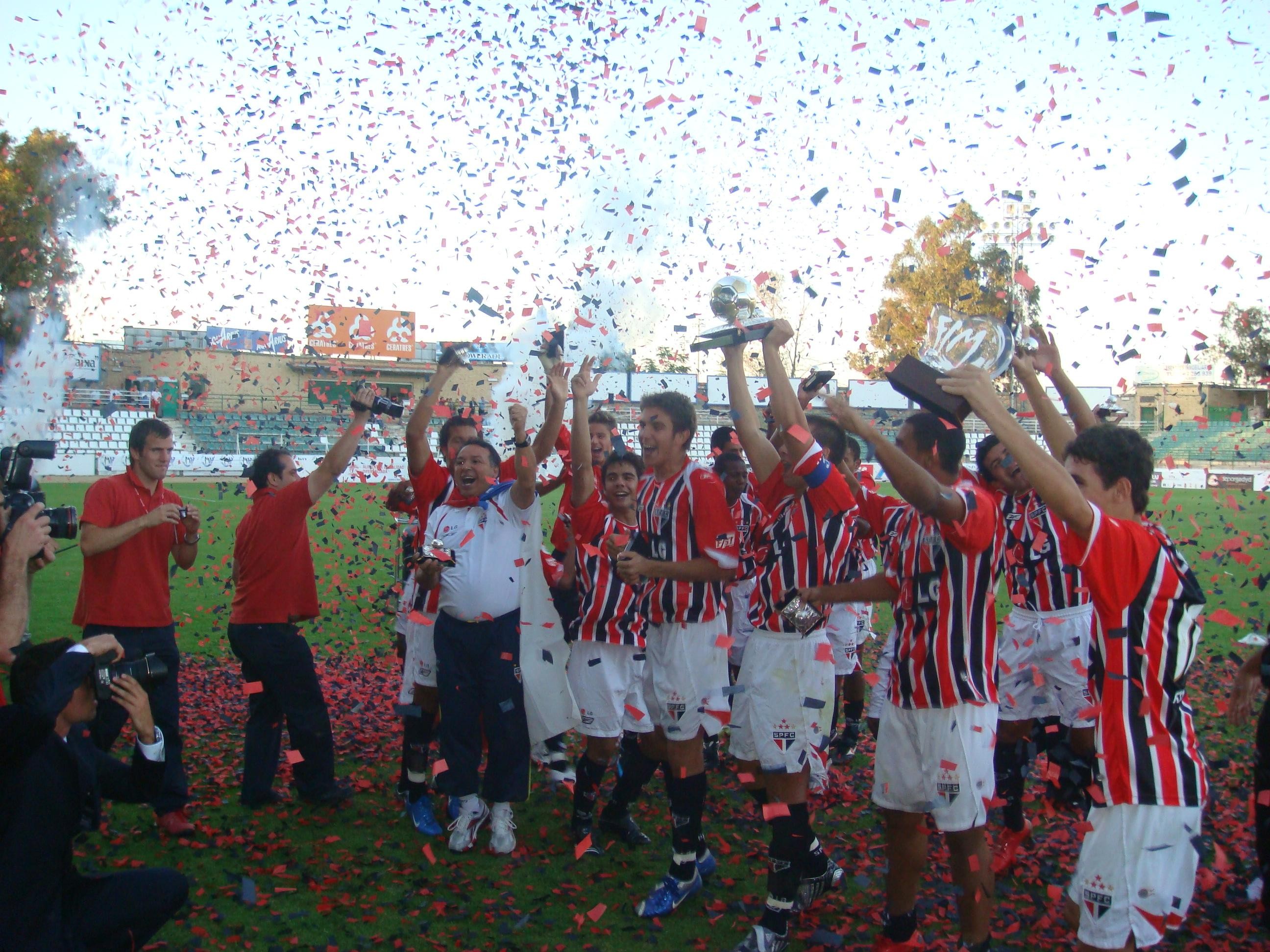 Oscar e Lucas: conquistas internacionais no futebol pelo São Paulo