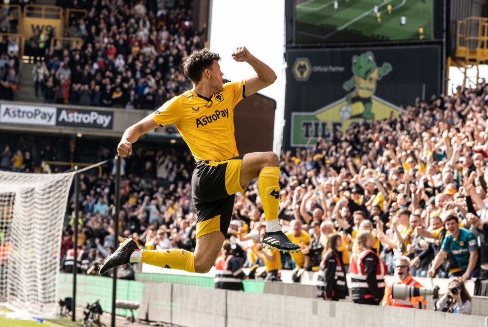 Matheus Nunes comemora o gol marcado pelo Wolverhampton contra o Chelsea — Foto: Getty Images