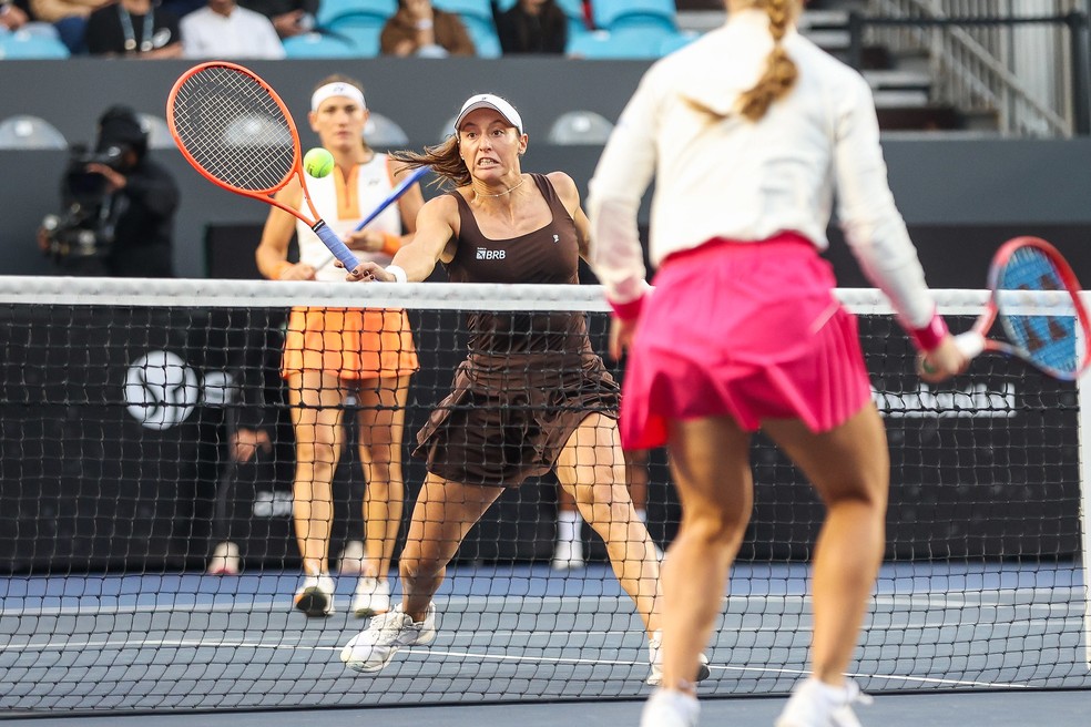 Luisa Stefani e Timea Babos batem Martins e Pigossi e são campeãs do torneio de duplas do SP Open