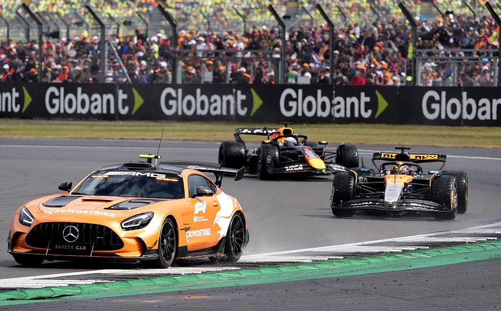 Chuva forçou acionamento do safety car no GP da Inglaterra da F1 em 2025 — Foto: Andrew Matthews/PA Images via Getty Images