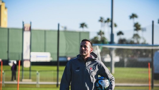 São Paulo inicia mudanças em funcionários do futebol e demite fisiologista e preparador físico