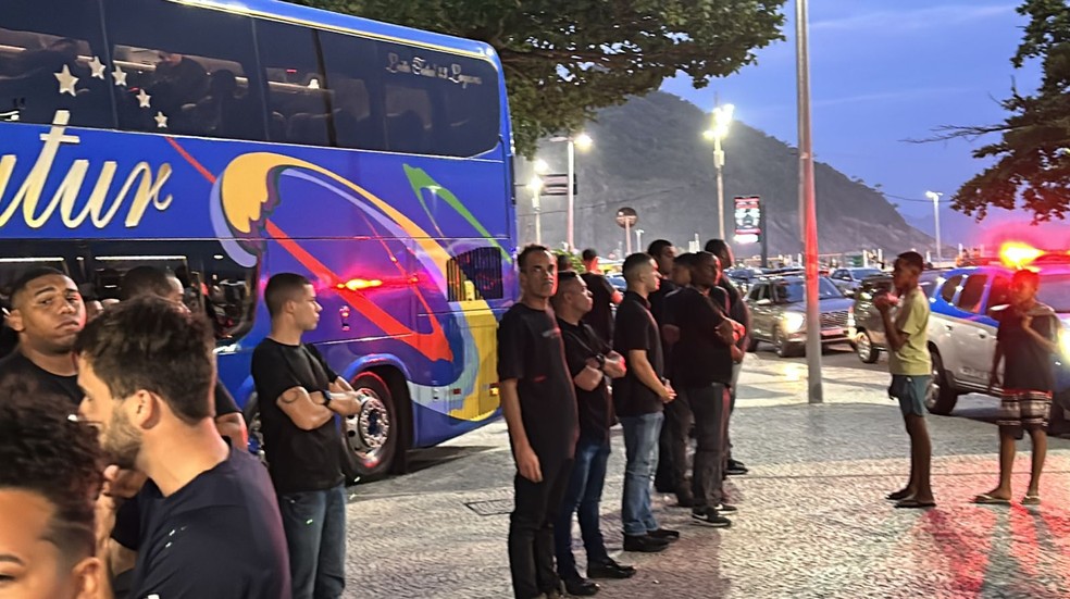 Seguranças formam cordão de isolamento em frente ao ônibus do Corinthians no Rio — Foto: Marcelo Braga
