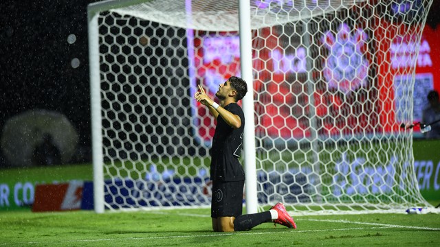 Pedro Raul comemora o gol que deu a vitória ao Corinthians contra o Bragantino