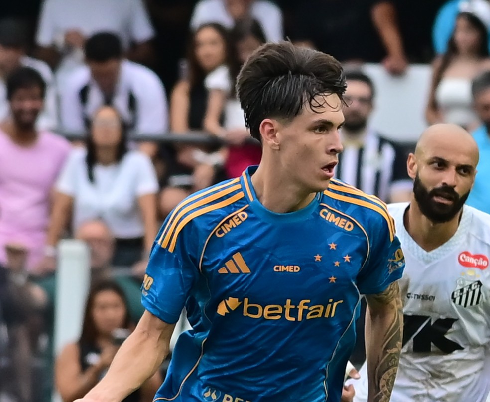 Rayan Lelis em estreia como profissional em Santos x Cruzeiro — Foto: Jota Erre/AGIF