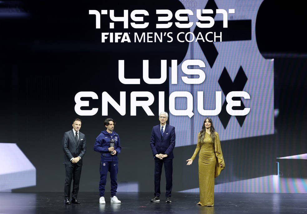 Auxiliar de Luis Enrique, Pol Cabanellas, recebe o prêmio de melhor treinador do ano para o técnico do PSG — Foto: Getty Images