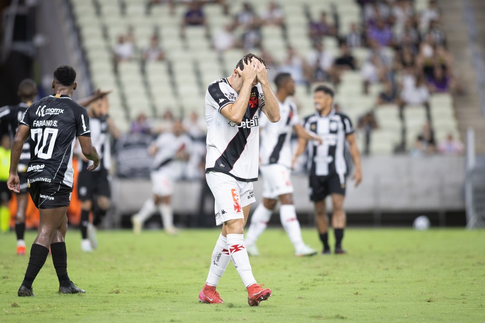 Lucas Piton, do Vasco, contra o Cear  Foto: Baggio Rodrigues/AGIF