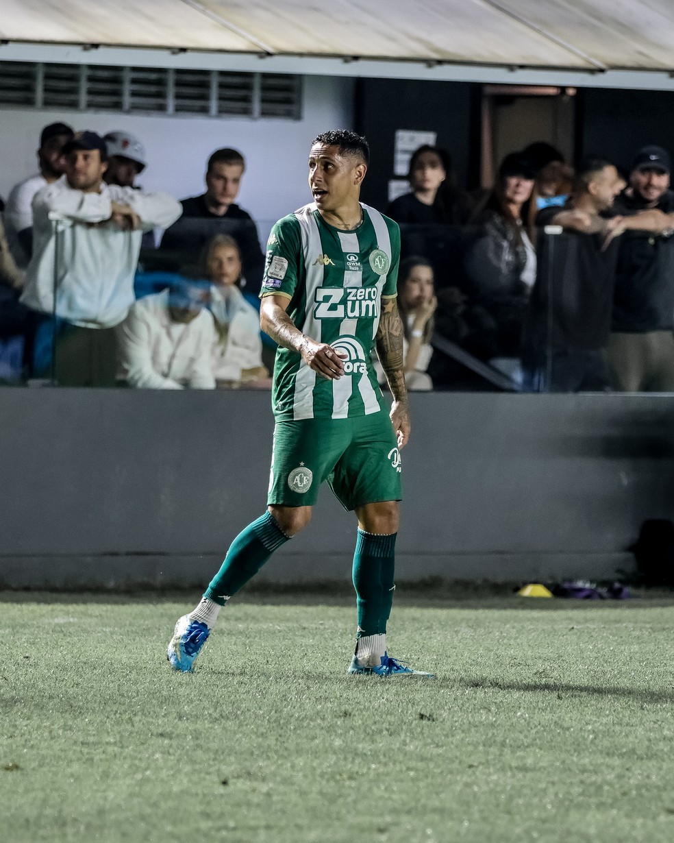 Bruno Tubarão em campo pela Chapecoense — Foto: Roberto Pessoa/ACF