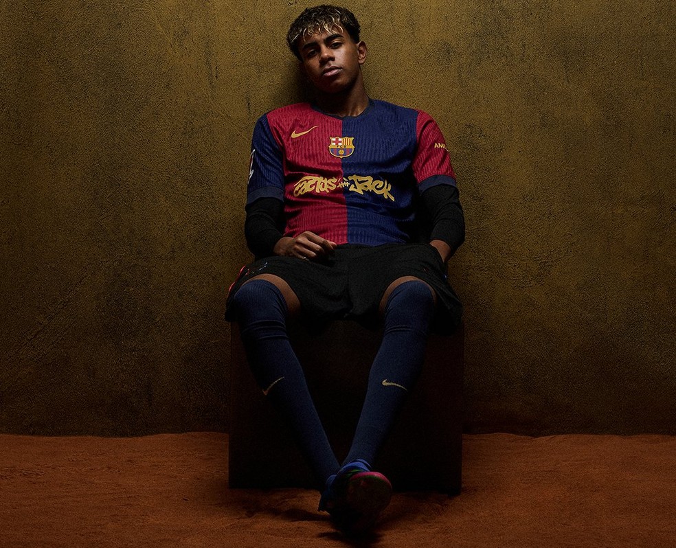 Travis Scott estampa uniforme do Barcelona para clássico com o