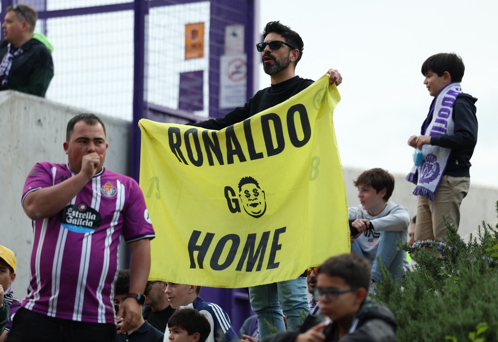 Torcida do Valladolid protesta contra Ronaldo antes de duelo com o Barcelona — Foto: REUTERS/Isabel Infantes
