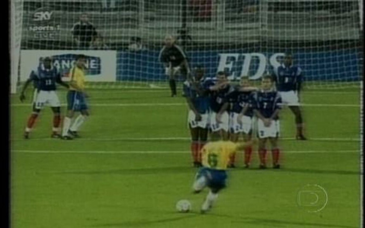 Golaço de falta de Roberto Carlos que desafiou a física completa 25 anos;  reveja, Brasil Mundial FC