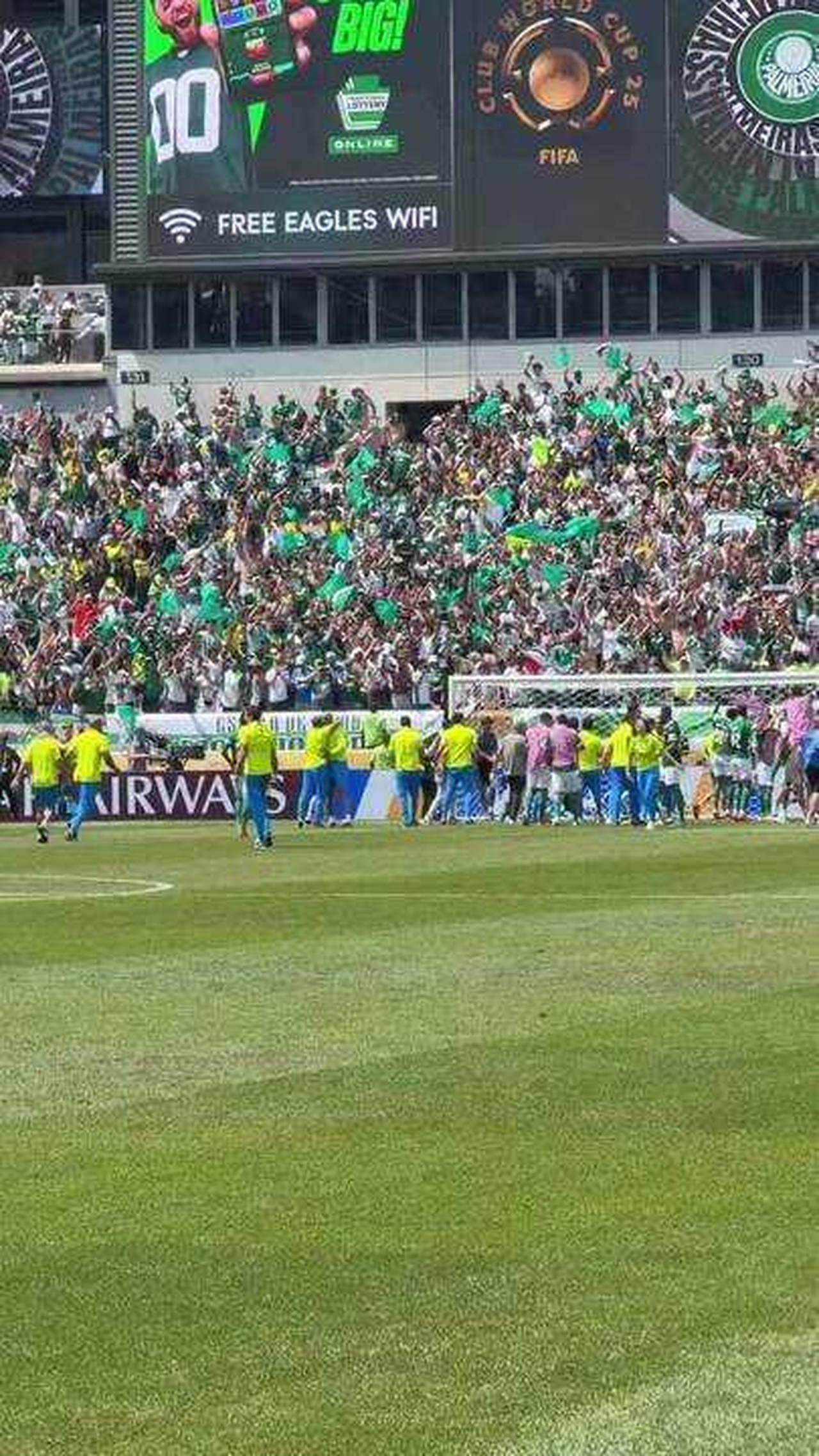 Palmeiras celebra classificação na Copa de Clubes com máscara de porco e festa.