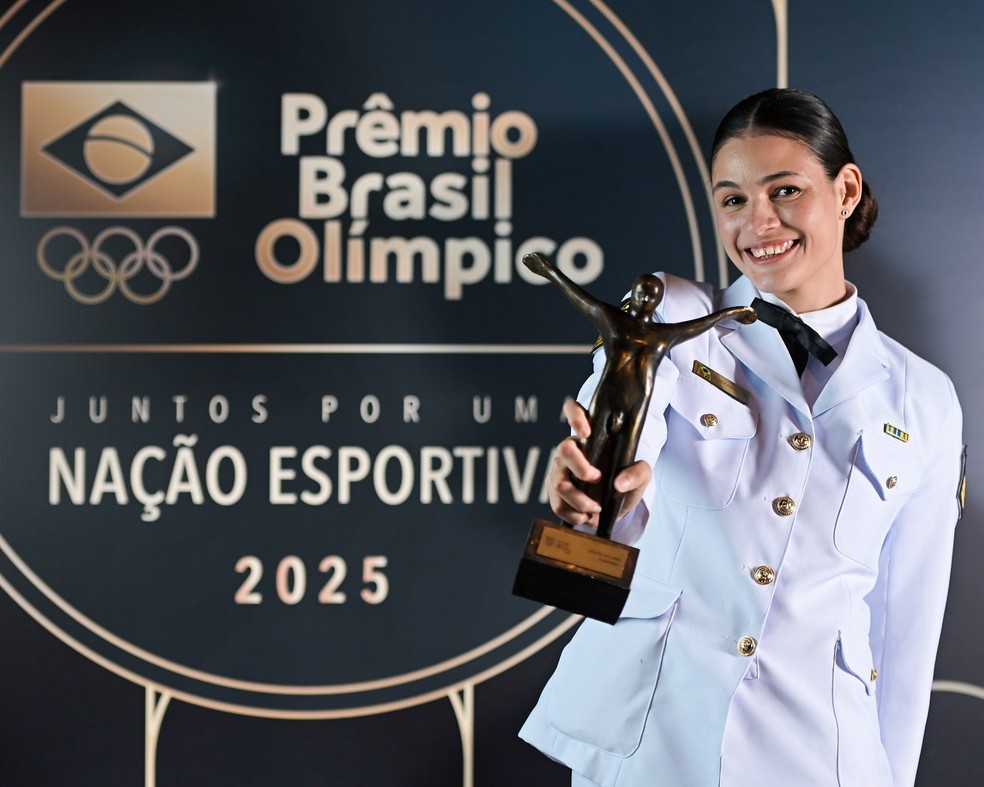 Maria Clara Pacheco exibe o troféu no Prêmio Brasil Olímpico — Foto: Alexandre Loureiro/COB