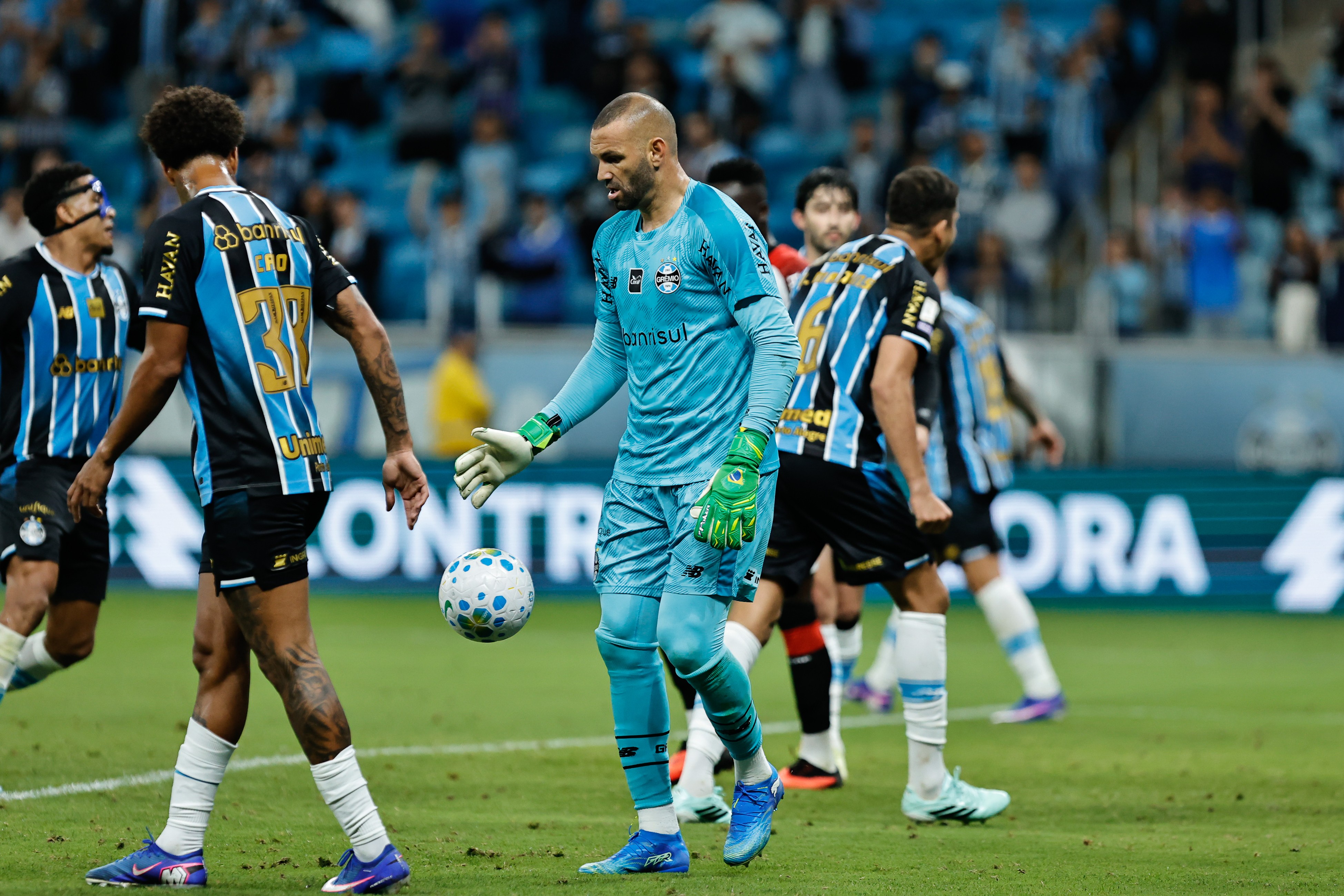 Weverton e Carlos Vinicius levam cartão e desfalcam Grêmio contra o Flamengo a pedido de Renato
