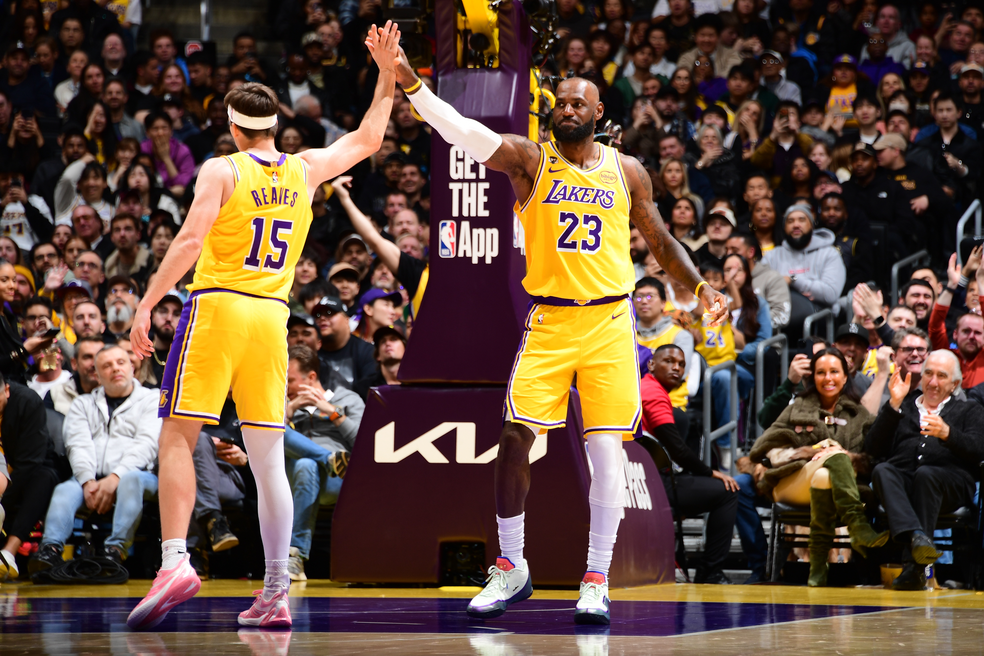 Austin Reaves e LeBron James comemoram ponto — Foto: Adam Pantozzi/NBAE via Getty Images