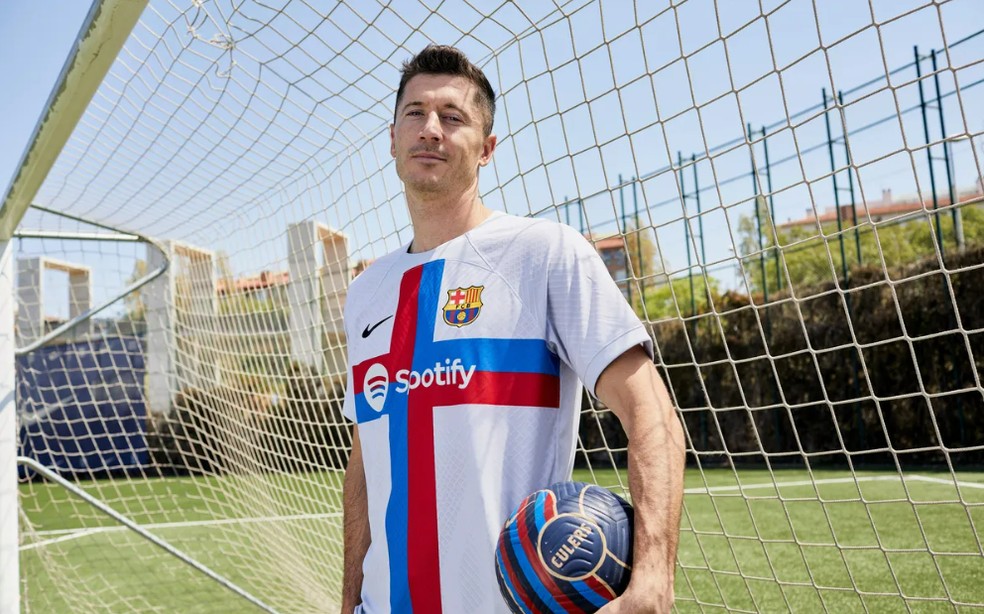 Quem é o camisa 3 do Barcelona?