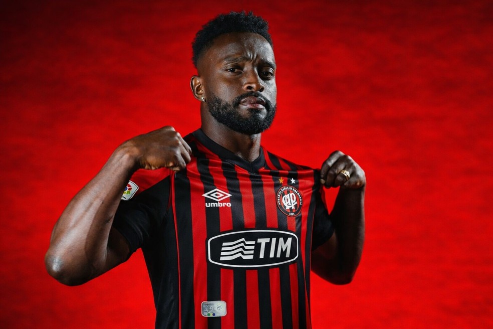 Mendoza com camisa do Athletico-PR de 2001, feito por IA — Foto: Montagem, IA