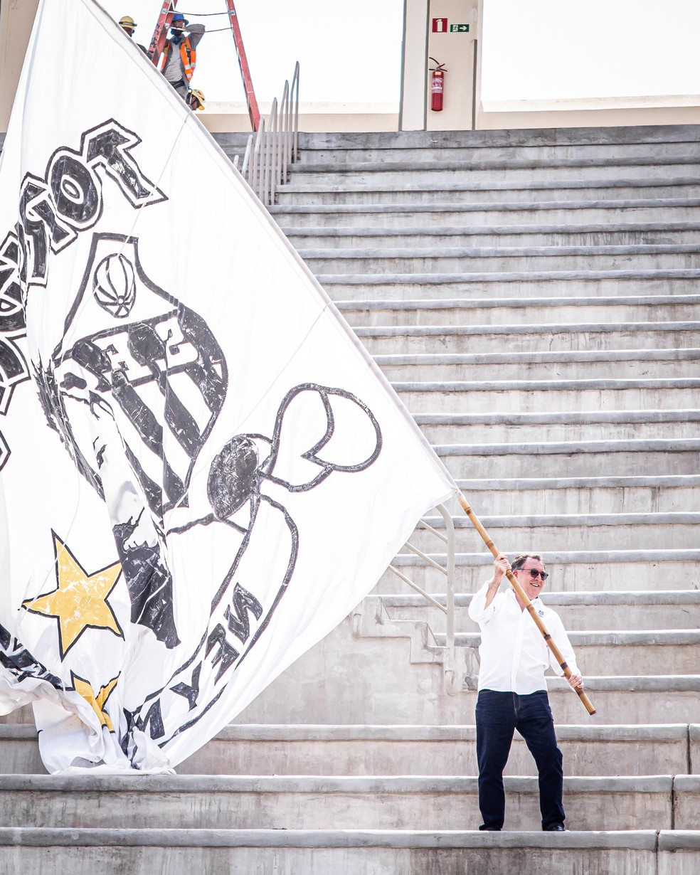 Marcelo Teixeira, presidente do Santos, balança bandeira da Torcida Jovem na arquibancada do Pacaembu — Foto: Raul Baretta/ Santos FC