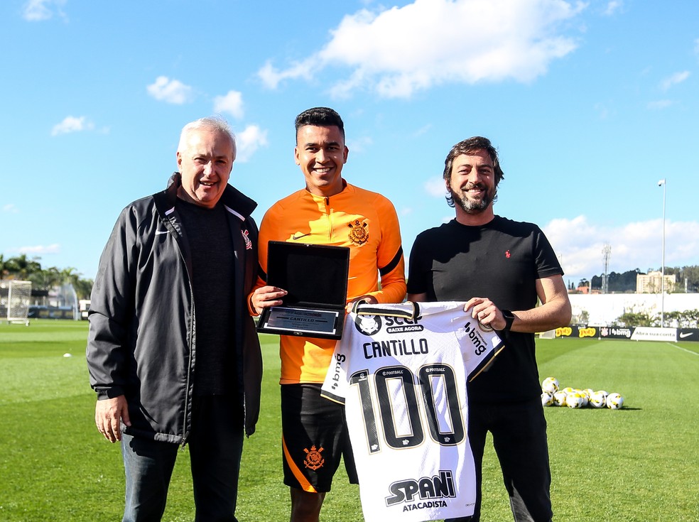 Cantillo recebe placa e camisa em homenagem aos 100 jogos pelo Corinthians — Foto: Rodrigo Coca/Ag. Corinthians