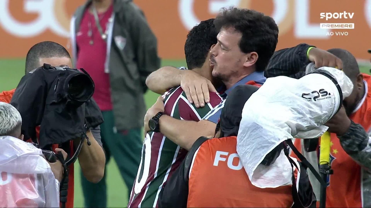 Fernando Diniz abraça jogadores do Fluminense antes da partida contra o Cruzeiro