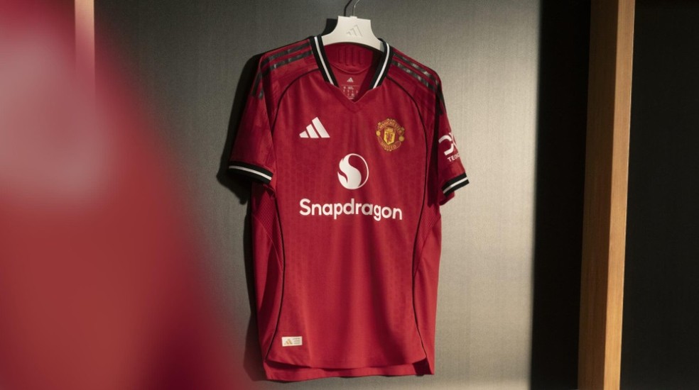 Manchester United apresenta novo uniforme para 2025/26; veja fotos
