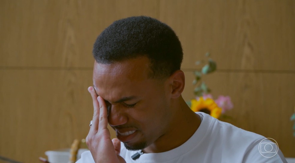Gabriel Magalhães se emocionou durante entrevista