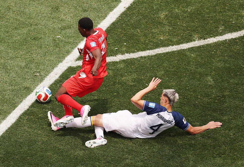 Muharemovic é expulso em Suíça x Bósnia — Foto: Richard Heathcote/Getty Images